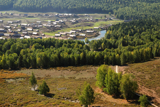 新疆；中國(guó)；秋草和鎮(zhèn)