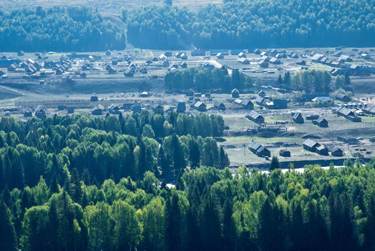 新疆；中國(guó)；秋草和鎮(zhèn)