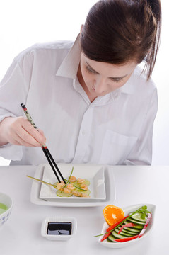 女人用筷子