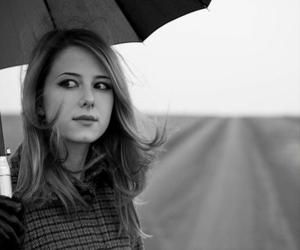 鄉(xiāng)村路帶雨傘的寂寞女孩。