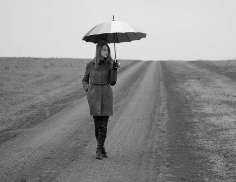 鄉(xiāng)村路帶雨傘的寂寞女孩。