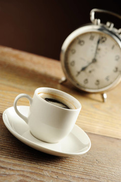 鬧鐘和咖啡杯
