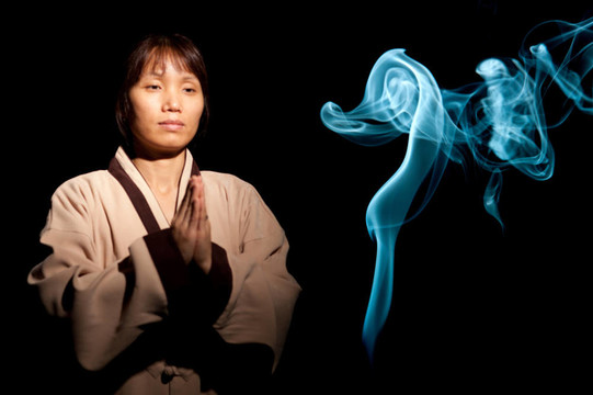女人與藍香煙。
