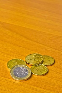 木制桌上的歐元硬幣