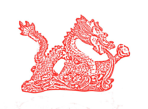 彩色背景上的中國(guó)龍雕像
