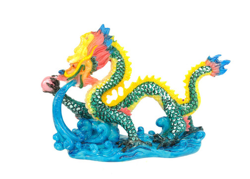 彩色背景上的中國龍雕像