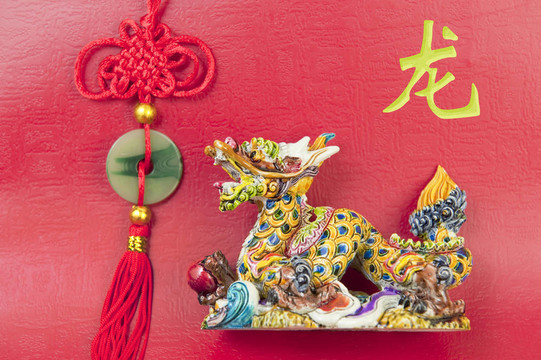 彩色背景上的中國龍雕像