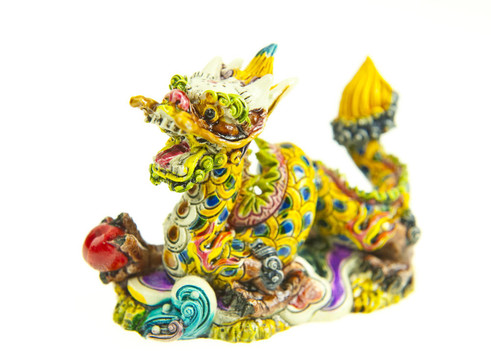 彩色背景上的中國龍雕像