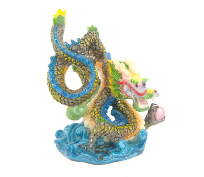 彩色背景上的中國龍雕像