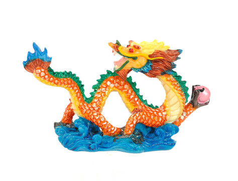彩色背景上的中國龍雕像