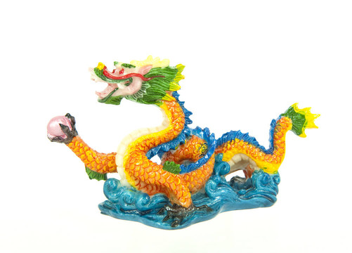 彩色背景上的中國(guó)龍雕像