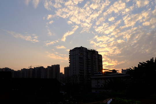 城鎮(zhèn)霞光藍(lán)天