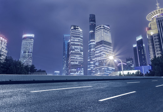 城市道路和上海外灘建筑背景