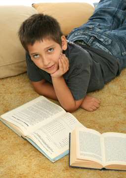 男孩在地板上看書