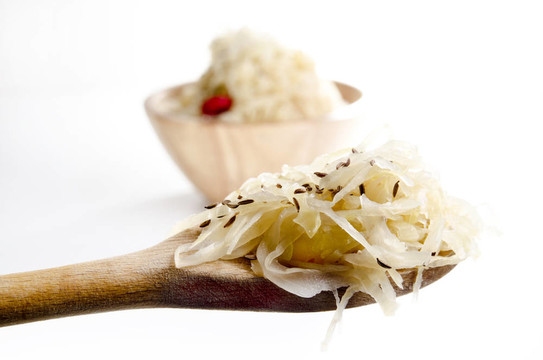 泡菜和月桂樹(shù)葉上的木勺子