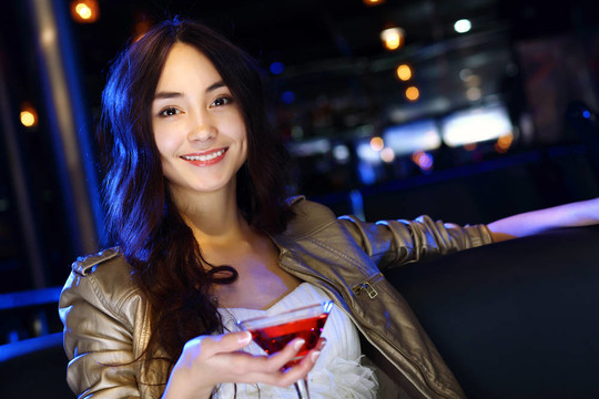 夜總會(huì)里有魅力的女人喝一杯