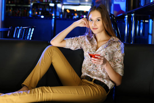 夜總會(huì)里有魅力的女人喝一杯