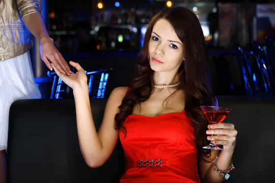 夜總會里有魅力的女人喝一杯