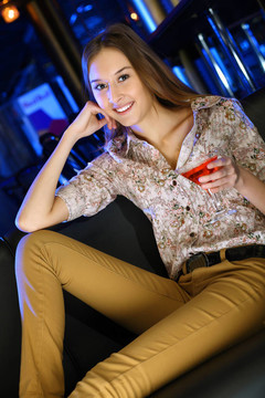 夜總會里有魅力的女人喝一杯