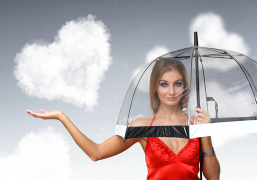漂亮的年輕女人帶著雨傘和心