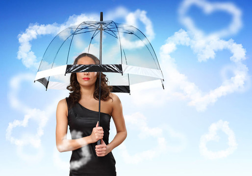 漂亮的年輕女人帶著雨傘和心