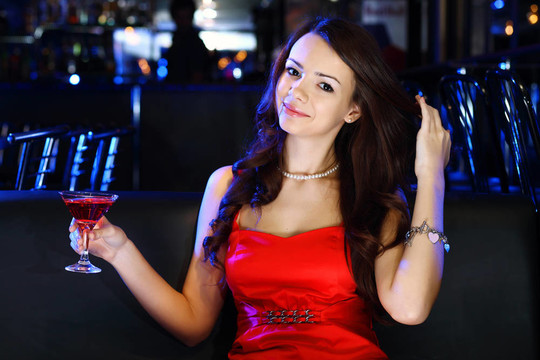 夜總會(huì)里有魅力的女人喝一杯