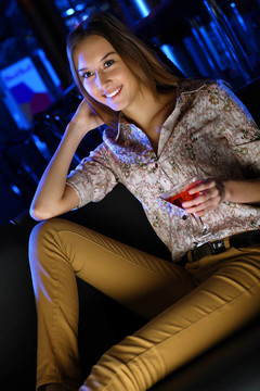 夜總會(huì)里有魅力的女人喝一杯