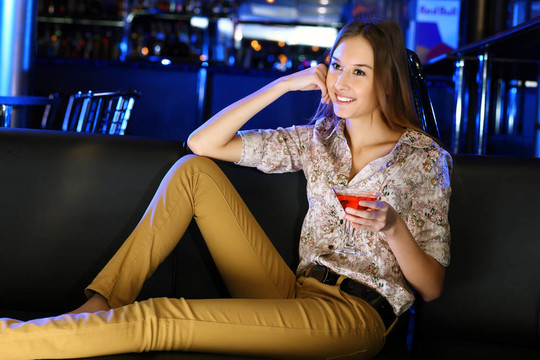 夜總會(huì)里有魅力的女人喝一杯
