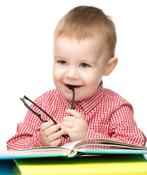 小孩子玩書和眼鏡