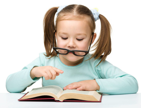 可愛的小女孩戴眼鏡看書