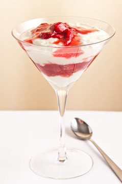 分層由strawberies和酸奶/布丁甜點(diǎn)