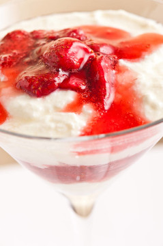 分層由strawberies和酸奶/布丁甜點(diǎn)