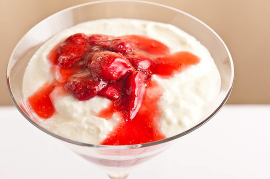 分層由strawberies和酸奶/布丁甜點(diǎn)