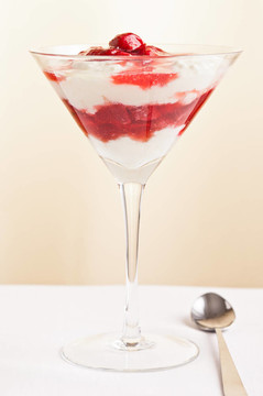 分層由strawberies和酸奶/布丁甜點(diǎn)