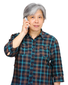 使用手機的成熟女性