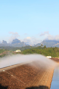ratchaprapha壩的美麗景觀；泰國(guó)