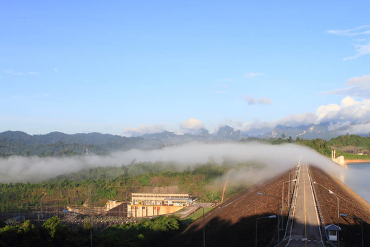 ratchaprapha壩的美麗景觀；泰國(guó)