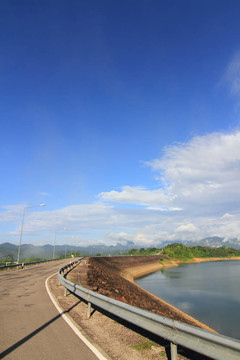 ratchaprapha壩的美麗景觀；泰國(guó)