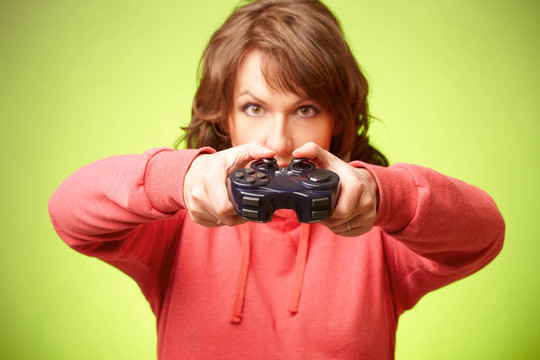美麗的womanl用手柄玩vieogame