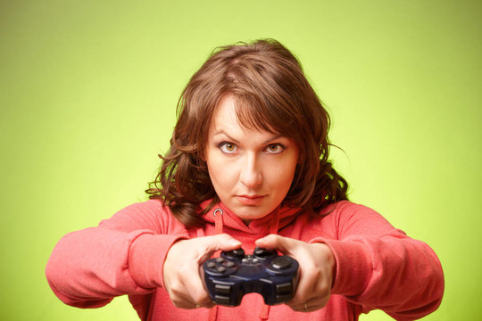 美麗的womanl用手柄玩vieogame