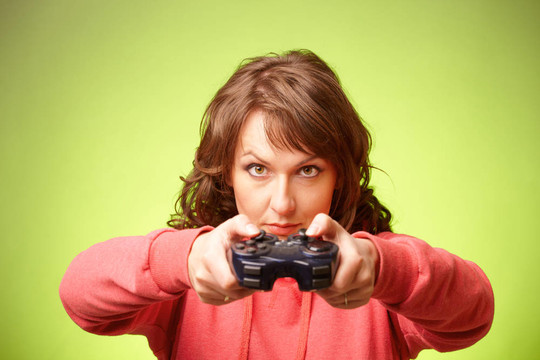 美麗的womanl用手柄玩vieogame