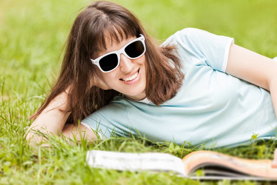 美女微笑女人讀書戶外