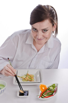 女人用筷子
