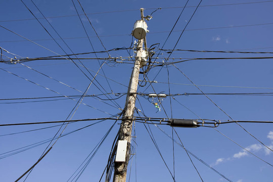 藍(lán)色天空上的古老電力塔