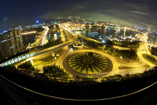 香港夜間交通與現(xiàn)代建筑背景