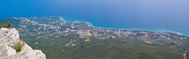夏天的海岸。雅爾塔海灘。黑海；烏克蘭