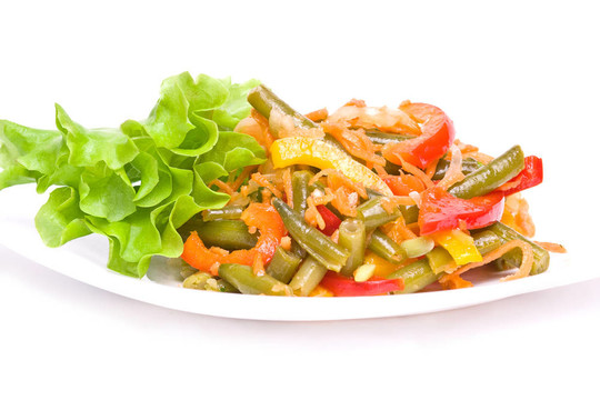 用扁豆和蔬菜沙拉