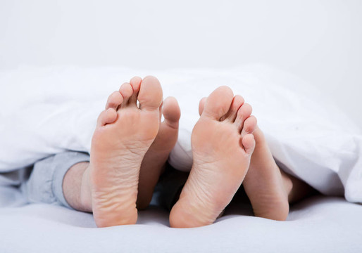 毯子下一對(duì)夫婦的腳