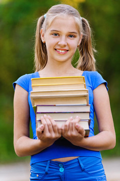 少女抱疊七本書