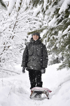 雪橇走的男孩